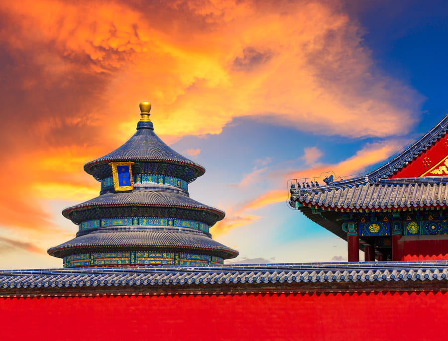 Cielo rojo sobre templo Chino
