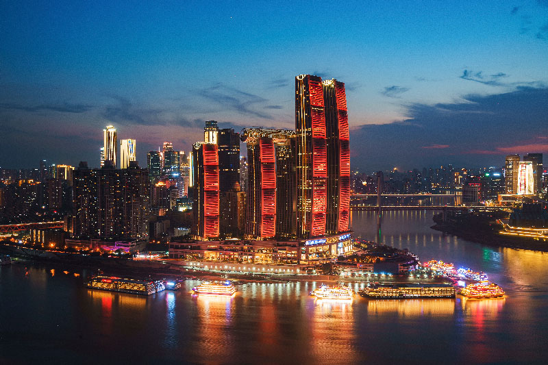 Un paisaje urbano nocturno de Chongqing, China.